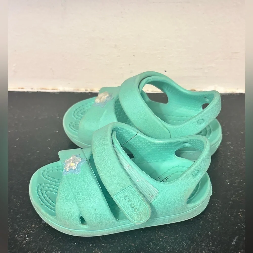 Crocs Girls Classic Star Charm Sandals (Light Green)
